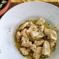 Pez espada al ajillo con gambas y patatas fritas