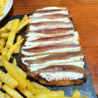 Pan anchoas y roquefort